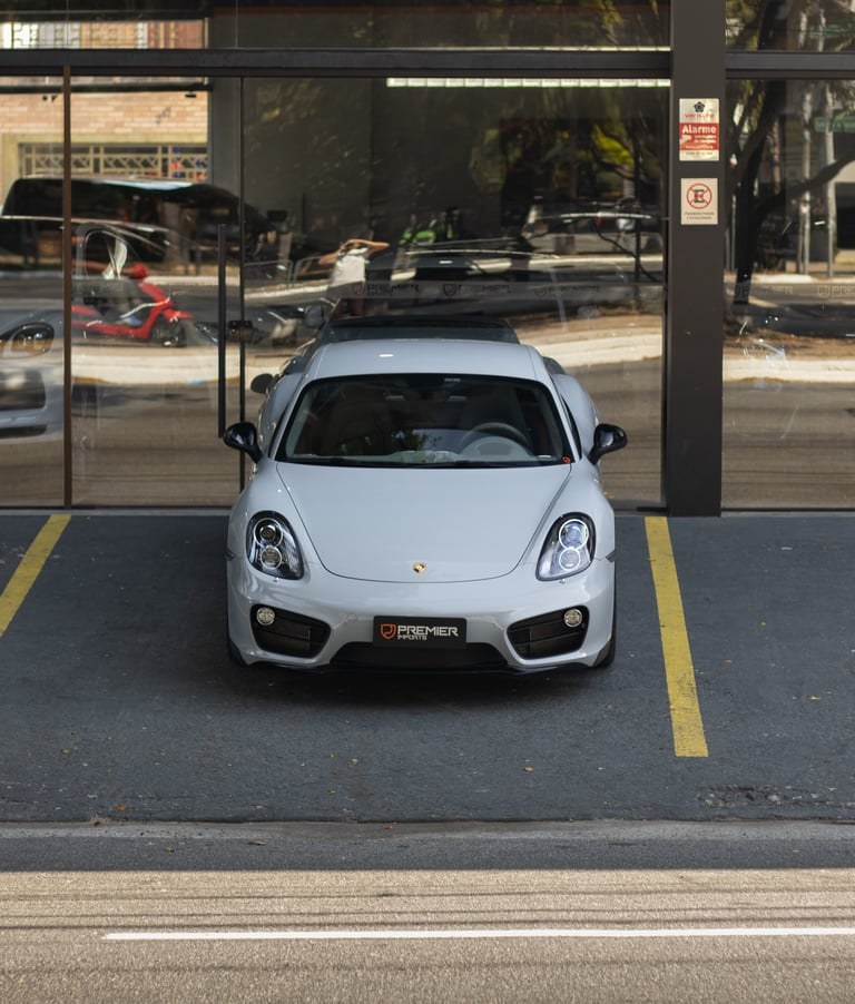 Porsche Cayman S do recorte público da Premier Imports
